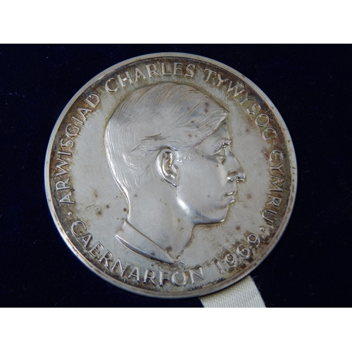 98 - Stunning Prince of Wales 1969 Sterling Silver .925 Silver Investiture Medallion in Royal Mint case w... 