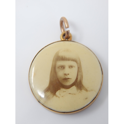 26 - Victorian Unmarked Gold Pendant Locket: Gross weight 3.69g