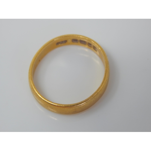 53 - 22ct Gold Wedding Ring: Size H: Weight 2.61g