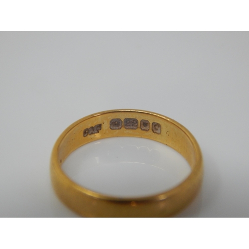 53 - 22ct Gold Wedding Ring: Size H: Weight 2.61g