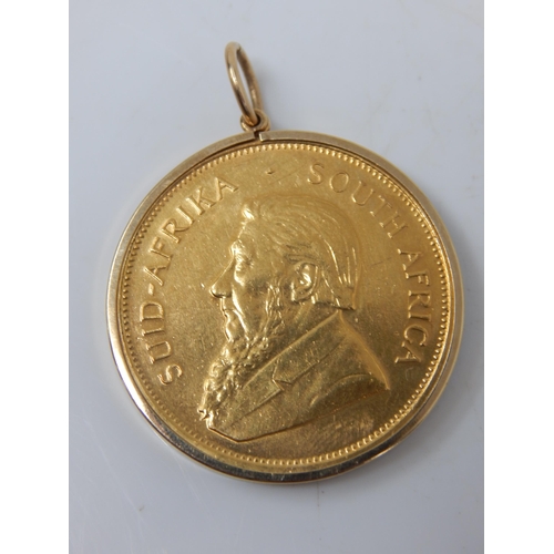 96 - 1oz Fine Gold Krugerrand 1982 in 9ct Gold Pendant Mount: Gross weight 35.06g