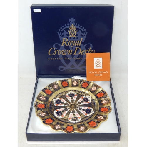 395 - Royal Crown Derby old imari (1128 Pattern) solid gold band 22cm fluted dessert plate. Boxed
as new. ... 