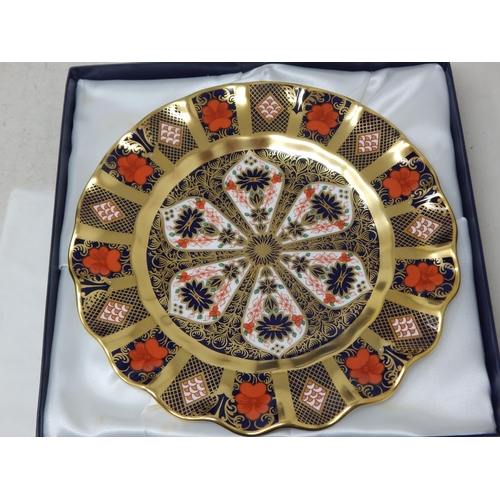 395 - Royal Crown Derby old imari (1128 Pattern) solid gold band 22cm fluted dessert plate. Boxed
as new. ... 