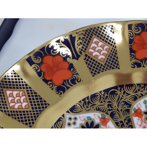 395 - Royal Crown Derby old imari (1128 Pattern) solid gold band 22cm fluted dessert plate. Boxed
as new. ... 