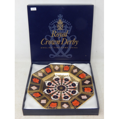 396 - Royal Crown Derby old imari (1128 Pattern) solid gold band 22.5cm octagonal plate. Boxed
as new. 199... 
