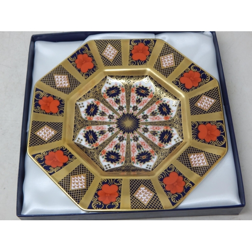 396 - Royal Crown Derby old imari (1128 Pattern) solid gold band 22.5cm octagonal plate. Boxed
as new. 199... 
