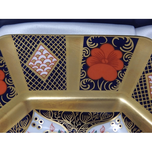396 - Royal Crown Derby old imari (1128 Pattern) solid gold band 22.5cm octagonal plate. Boxed
as new. 199... 