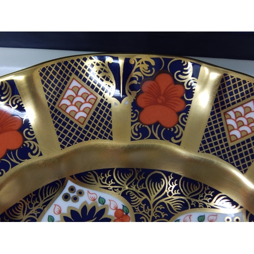 397 - Royal Crown Derby old imari (1128 Pattern) solid gold band 22cm fluted single tier cake
stand. Boxed... 