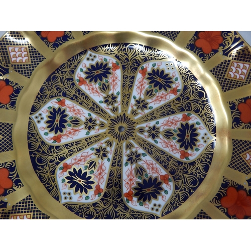 397 - Royal Crown Derby old imari (1128 Pattern) solid gold band 22cm fluted single tier cake
stand. Boxed... 