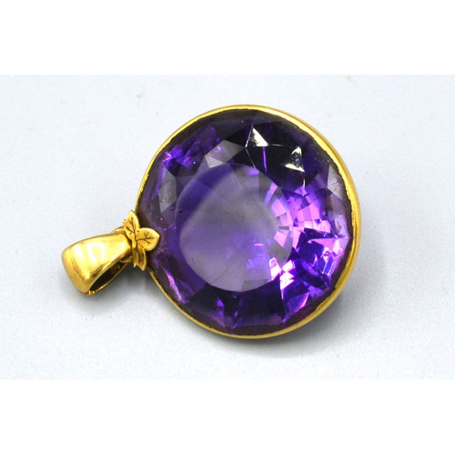 181 - A Yellow Metal Pendant set large Amethyst, 2.9 cms diameter, 15 gms