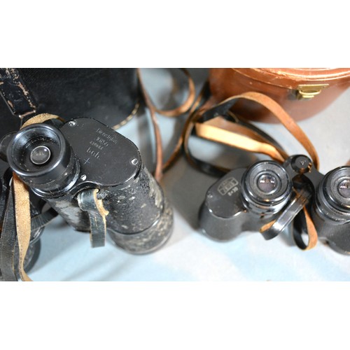 264 - A Pair of World War II German Binoculars inscribed Dienstglas 10 x 50 BEH and numbered 428884 within... 