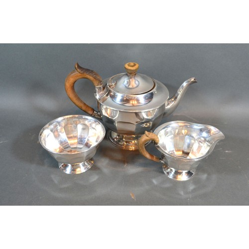 105 - A Sheffield silver three piece tea service comprising teapot, cream jug and sucrier, 22oz all in