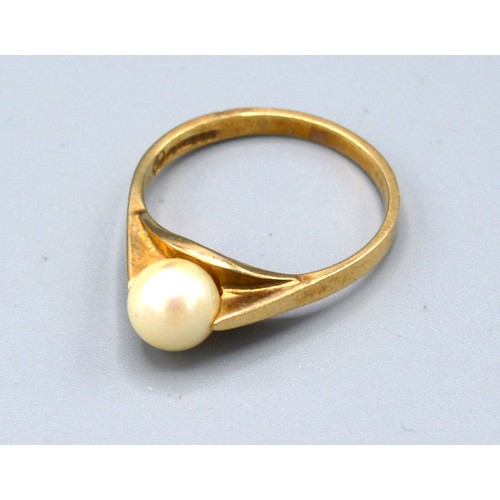 153 - A 9ct Yellow Gold Ring set with single pearl, 2.6 gms Size P