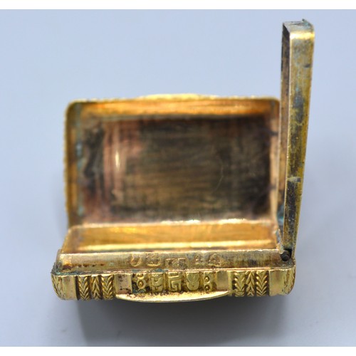 133 - A Georgian silver gilt vinaigrette, the engraved hinged cover enclosing a pierced grill, Birmingham ... 