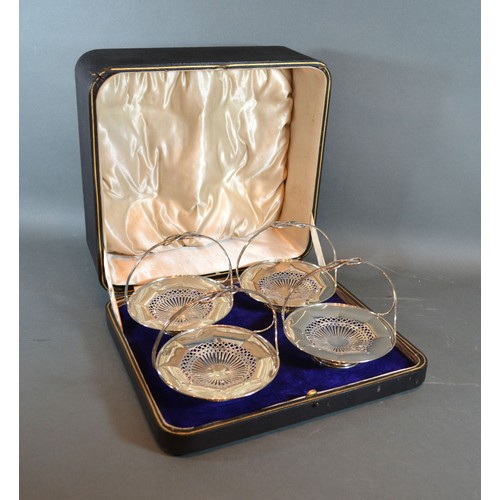 137 - A set of four Edwardian silver sweet meat dishes in fitted case Sheffield 1908