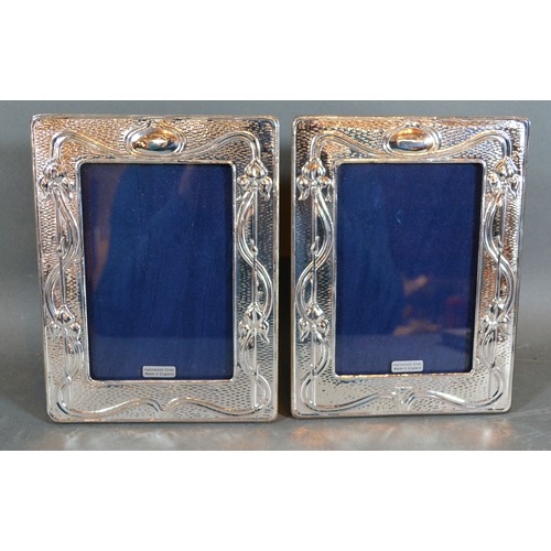 207 - A Pair of Sterling Silver Photograph Frames in the Art Nouvea Style 19 x 14 ms