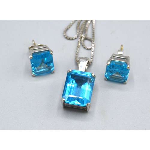 129 - An 18ct Gold Pendant Set Rectangular Blue Topaz with 18ct gold linked chain 16 x 11 mm, together wit... 