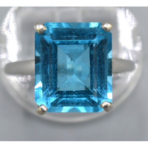 130 - A 9ct White Gold Ring Set Rectangular Blue Topaz, claw set 13 x 11 cms, ring size R, 7.8 gms