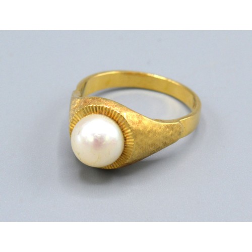 272 - An 18ct Yellow Gold Ring Set Single Pearl size O 4.9 gms