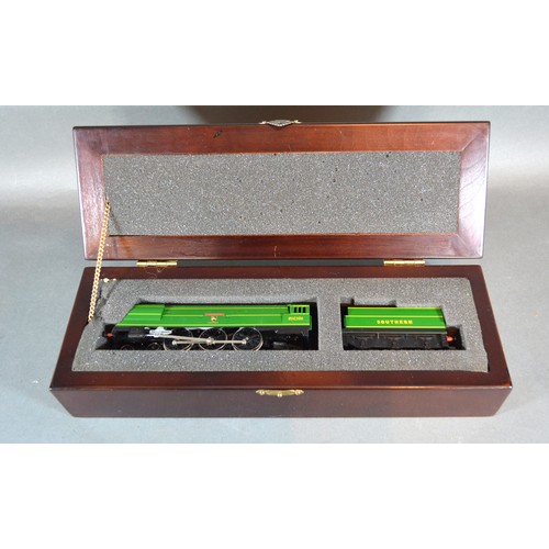 189 - A Hornby OO Gauge R320 SR4-6-2 Exeter 21C101 within Limited Edition Wooden Box