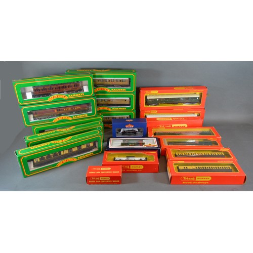 191 - A Collection of Triang Hornby OO Gauge Coaches, boxed, together with a collection of Age of Steam co... 