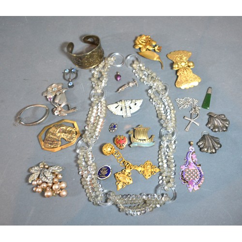 117 - A Collection of Jewellery to include a glass necklace, various brooches and other items