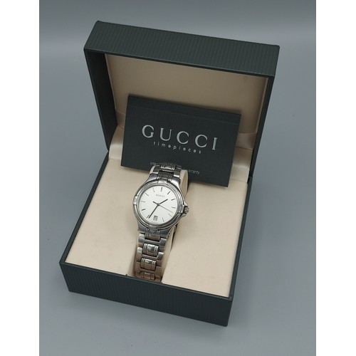 145 - A Gucci 9040 M stainless steel cased wristwatch with papers and box