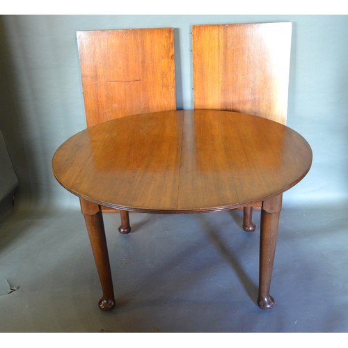 421 - An Edwardian Mahogany Wind Out Extending Dining Table of circular form, the reeded top above a plain... 