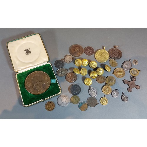 255 - A Queen Mary bronze commemorative medallion dated 1936 together with a collection of other medallion... 