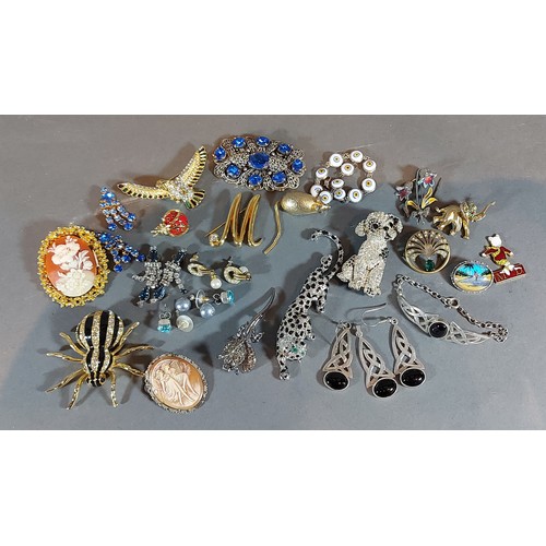 149 - An Irish silver suite of jewellery, together with other jewellery mainly brooches