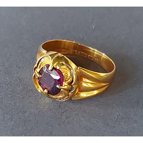 197 - An 18ct gold ring set with a single Garnet, claw set, 4.8gms