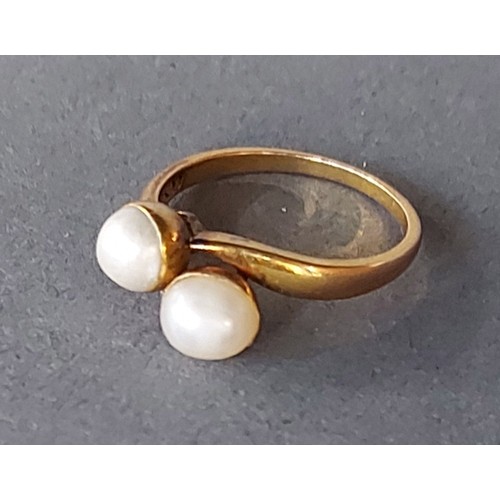 198 - An 18ct gold crossover ring set with two pearls, 3gms