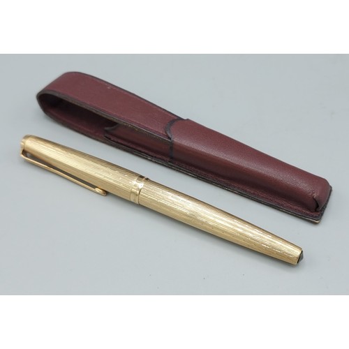 121 - A 9ct gold cased fountain pen by Parker