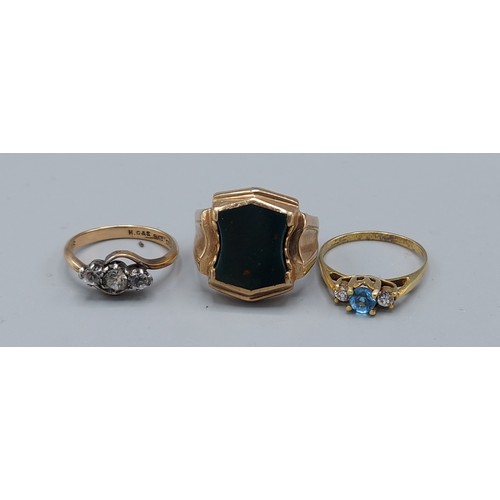 186 - A 9ct gold stone set signet ring, 6.9gms, ring size O together with two 9ct gold paste set dress rin... 