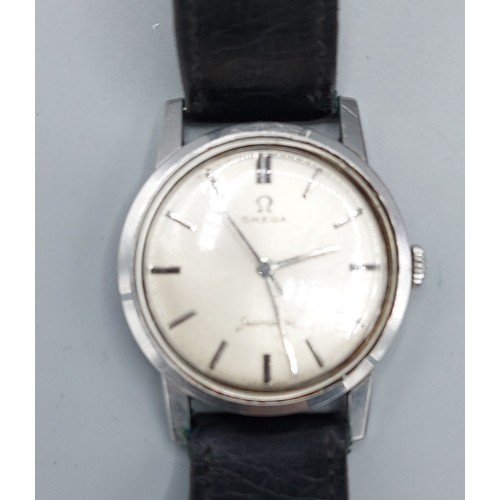 110 - An Omega Seamaster stainless steel cased gentlemans wristwatch with leather strap, complete with ori... 