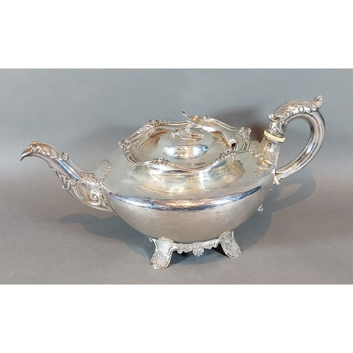 90 - A William IV Scottish silver teapot with shaped handle and spout and with four scroll feet, Edinburg... 