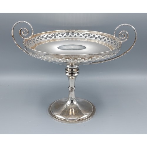 122 - An Edwardian silver twin handled pedestal comport with pierced decoration, Sheffield 1909, makers Ma... 