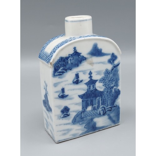 4 - A Chinese export tea cannister decorated underglaze blue, 12cms tall