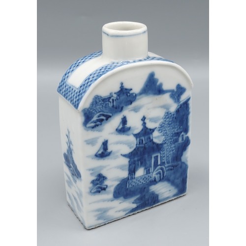 4 - A Chinese export tea cannister decorated underglaze blue, 12cms tall