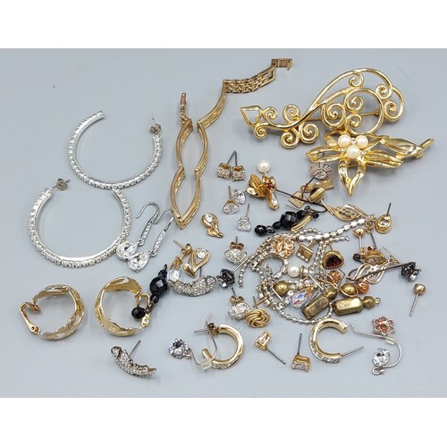 87 - A collection of jewellery to include ear studs, brooches and a bracelet