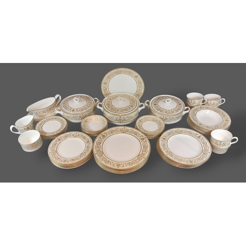 5 - A Royal Worcester Hyde Park pattern six place dinner service