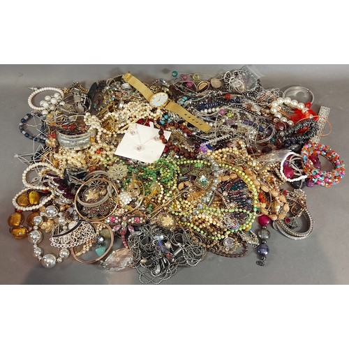 85 - A collection of jewellery to include bead necklaces