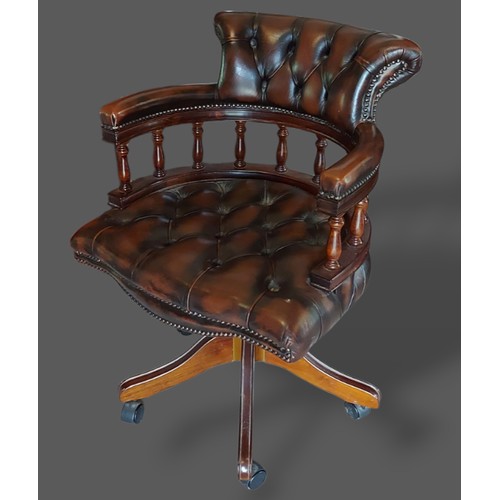 256 - A 20th Century buttoned leather upholstered swivel office armchair