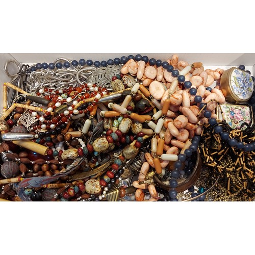 105 - A collection of jewellery to include bead necklaces and other jewellery