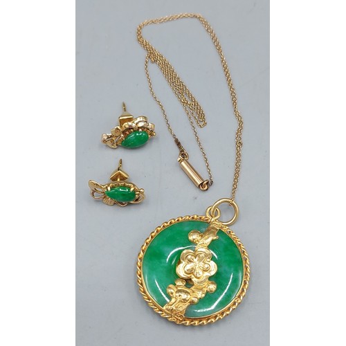 114 - A Chinese gold and jade set pendant of circular form with 15ct gold linked chain and a pair of match... 