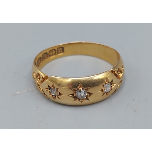 118 - An 18ct gold three stone Diamond ring, 3gms, ring size M