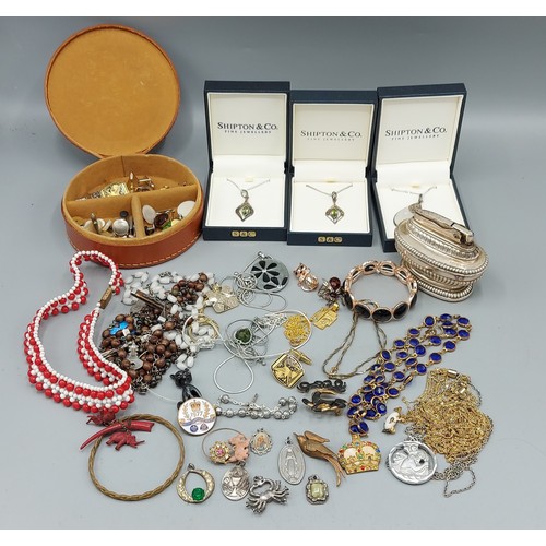 176 - A collection of jewellery to include brooches, necklaces and related jewellery