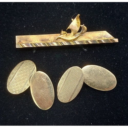 145 - A 14ct gold tie clip, 4g, together with a pair of 9ct gold cufflinks, 3.4g