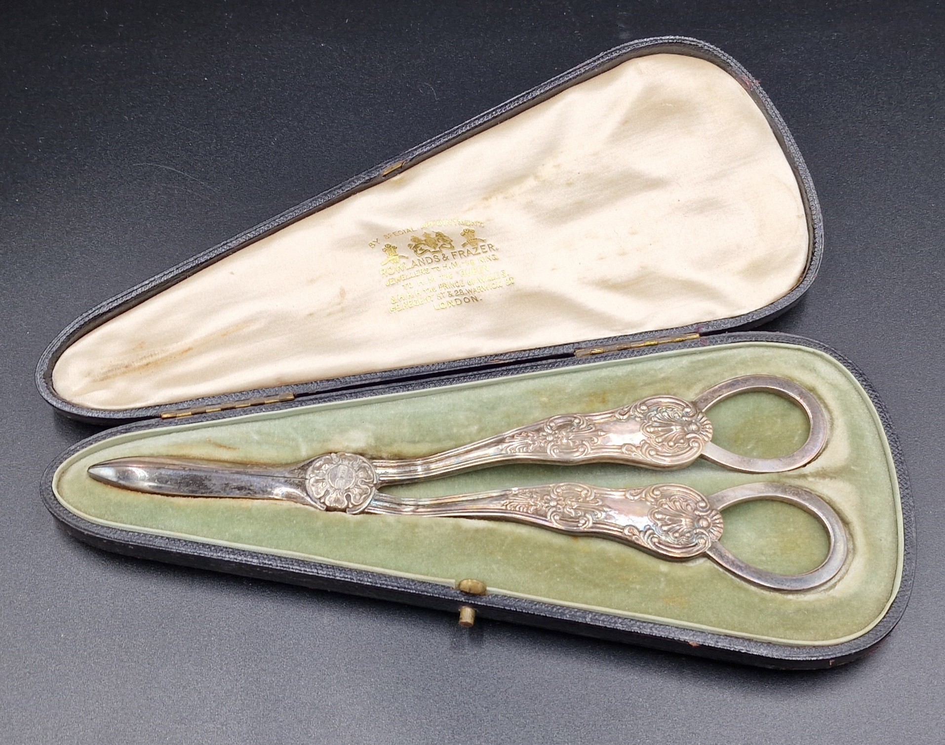 A pair of Sheffield silver Grape scissors within fitted case, 4ozs