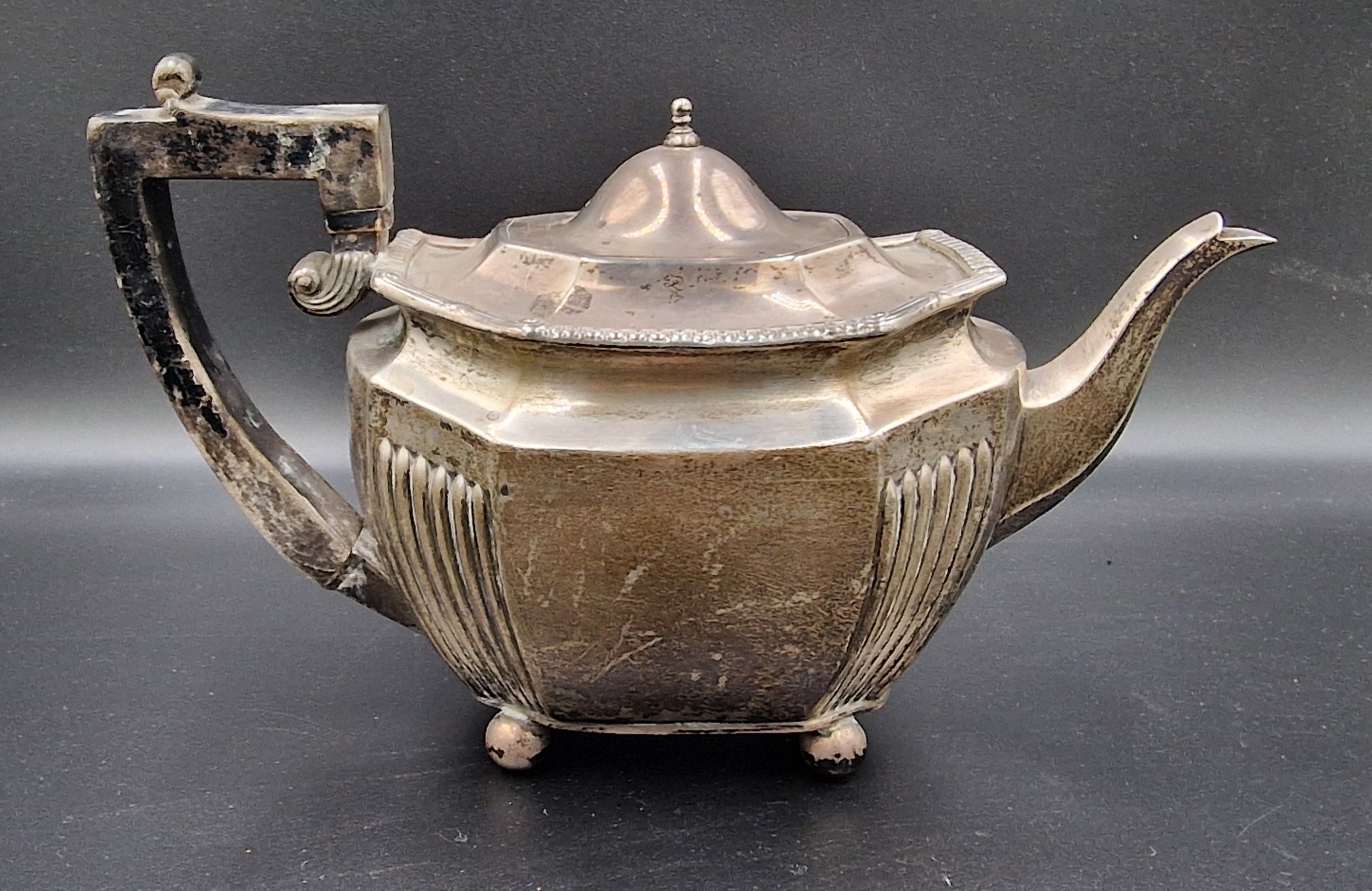 An Edwardian silver teapot of shaped form, London 1910, 12ozs